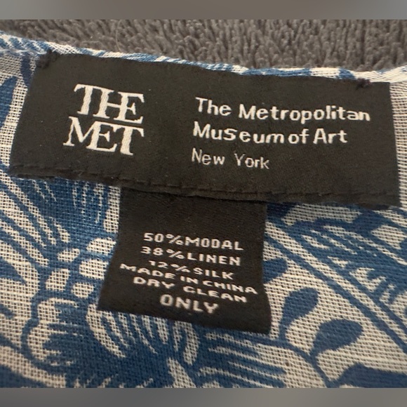 The Met Store Metropolitian Museum of art Blue & White Qing Floral Cover-Up - Picture 4 of 10